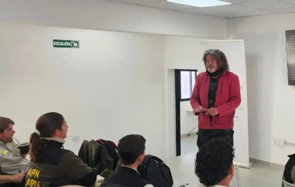 La formación a cargo de un especialista fortalece la preparación y coordinación ante contingencias, acompañando el desarrollo productivo con más control, prevención y cuidado ambiental. Foto: Gobierno de Río Negro.