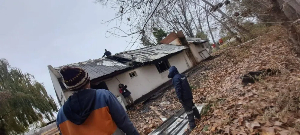 Tras el incendio, comenzaron los primeros trabajos de limpieza y demolición para avanzar con la reconstrucción del espacio utilizado diariamente por jóvenes en recuperación de consumos problemáticos. Foto gentileza Facebook. 