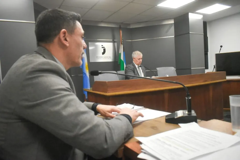El fiscal del caso, Gonzalo Sanz Aguirre, brindado sus argumentos al juez, Adrián Dvorzak. Foto: NoticiasNet