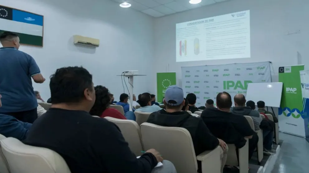 Más de 70 agentes públicos rionegrinos pasaron por una rigurosa formación teórica y práctica en mecánica liviana y prevención de fallas. Fotos: Gobierno de Río Negro.