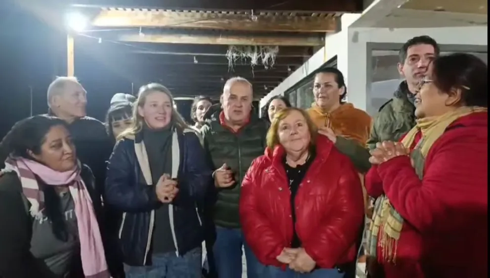 Oscar Ibarrat (de campera verde) y su equipo de trabajo tras la victoria en las urnas. Foto: Radio El Cóndor. 