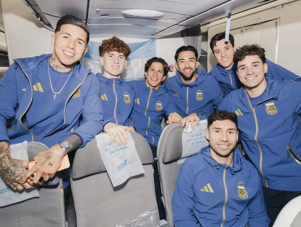 La Selección argentina dentro del avión. 