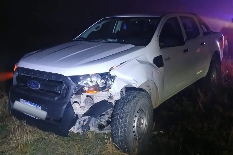 Una Ford Ranger chocó contra un vacuno a la altura del kilómetro 100, en cercanías de Conesa. Foto gentileza: Conesa Informa Hoy.