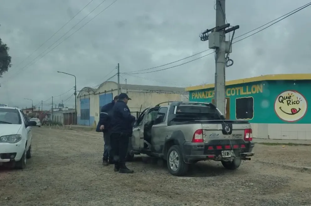 La policía en plena faena con el parecer uno de los vehículos supuestamente involucrados. Fotos: Emanuel Mirenghi para NoticiasNet.