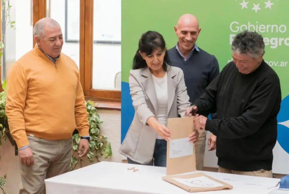 Apertura de sobres en Casa de Gobierno en el Patio Español con la presencia de Echarren y Sides. Foto: Gobierno de Río Negro.