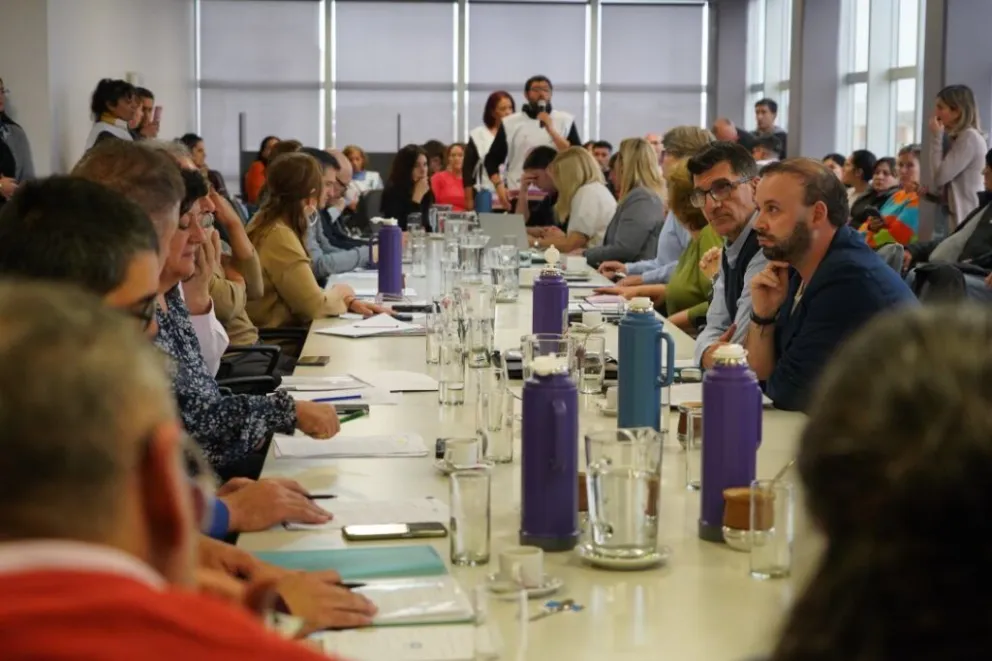 La Comisión de Educación de la Legislatura rionegrina abordó temas de patrimonio, identidad cívica y la realidad escolar rural. Foto: Legislatura de Río Negro.