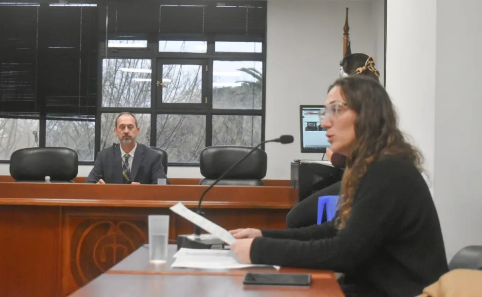 Audiencia judicial que presidió el juez Brusino Kain por un robo con escalonamiento protagonizado por dos menores. Foto NoticiasNet. 
