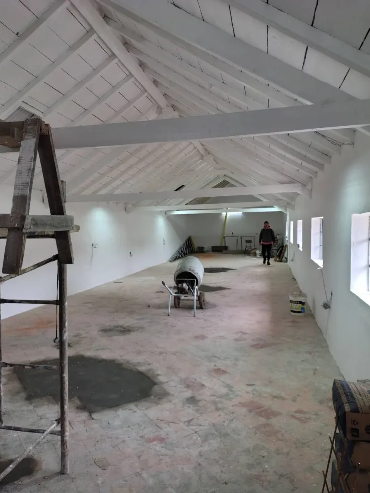 La planta alta del Salón Ceferino, en la Manzana Histórica de Viedma, está siendo acondicionada para recibir a personas en situación de vulnerabilidad durante el invierno. Foto: Gentileza.