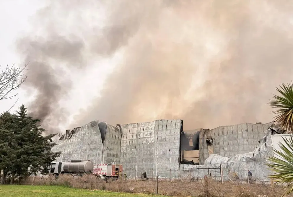 Diversas fuerzas de seguridad y de emergencia trabajaron en el depósito de la calle Tres Arroyos. Foto gentileza Cipo360.