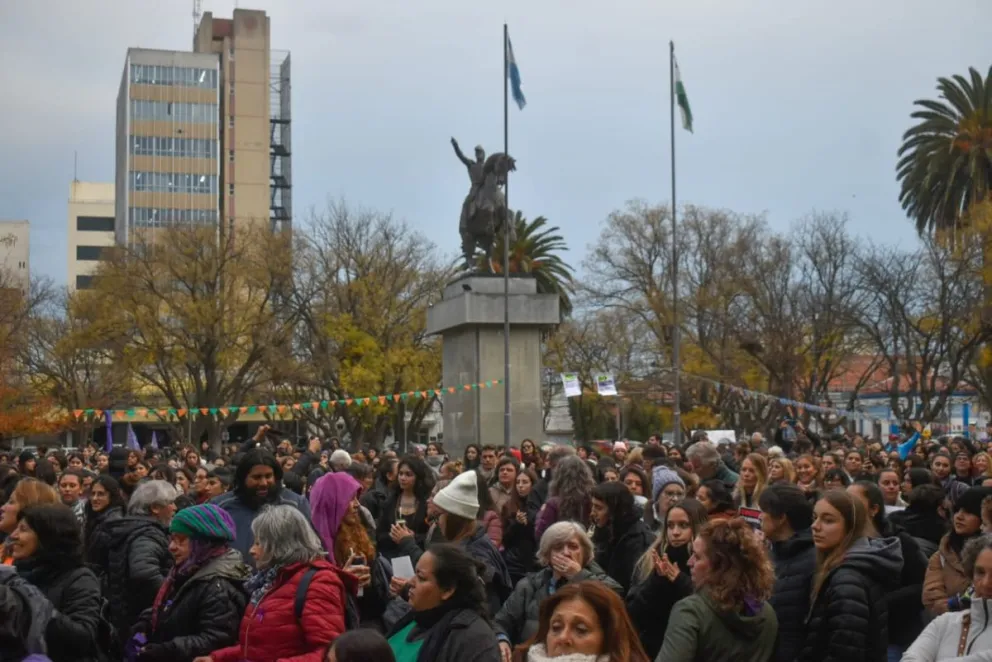La movilización se desarrolla al cumplirse 11 años de la primera manifestación realizada el 3 de junio de 2015.  La marcha culminará con la lectura de un documento alusivo a la fecha. Fotos: Vanesa Schwemmler. 