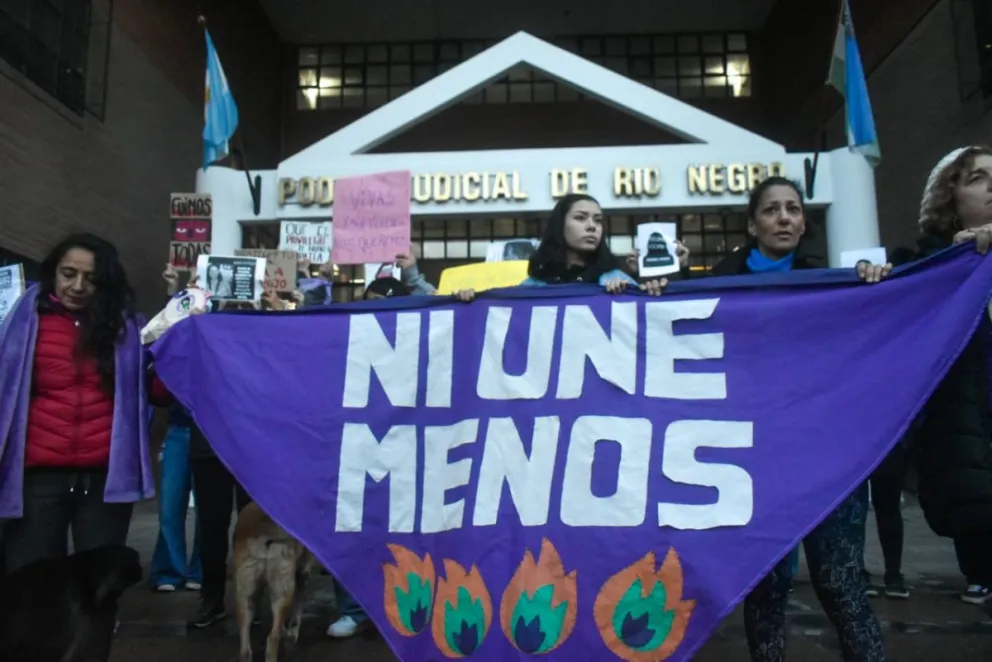 Ya en la plaza se leyó un documento que incluyó reclamos por políticas públicas, cuestionamientos al Poder Judicial y demandas vinculadas a los derechos de mujeres y diversidades. Fotos: Vanesa Schwemmler. 
