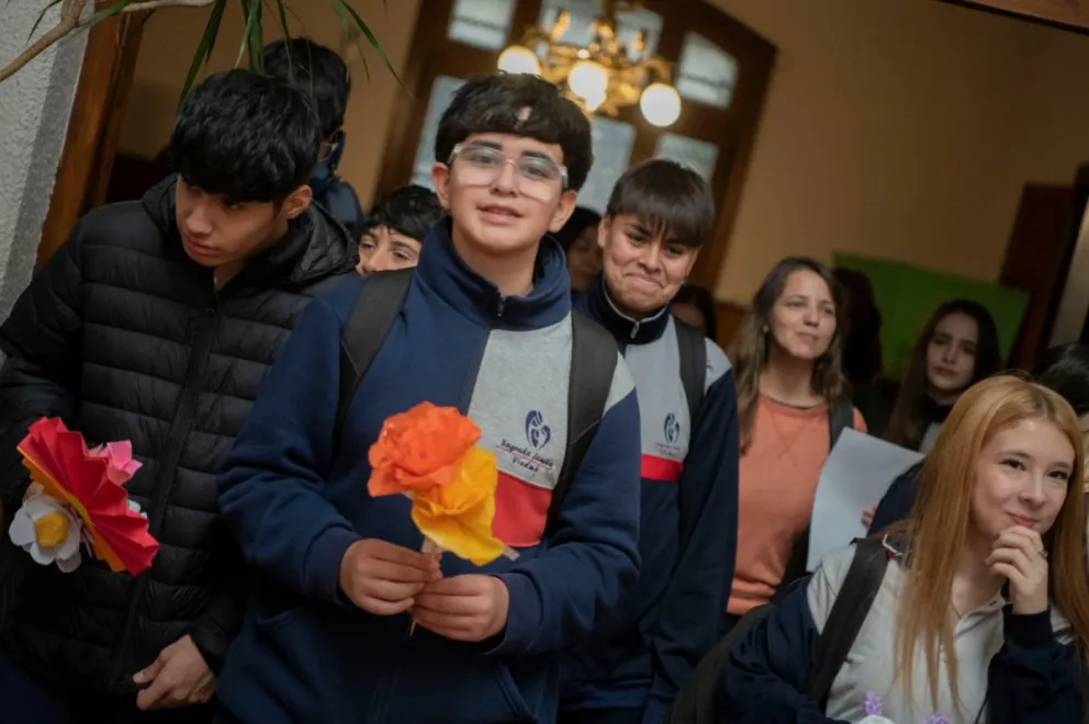 Los chicos salieron a recorrer la ciudad para sorprender a los vecinos y trabajadores estatales con un mensaje claro: la urgencia de proteger nuestro entorno. Fotos: Gobierno de Río Negro.