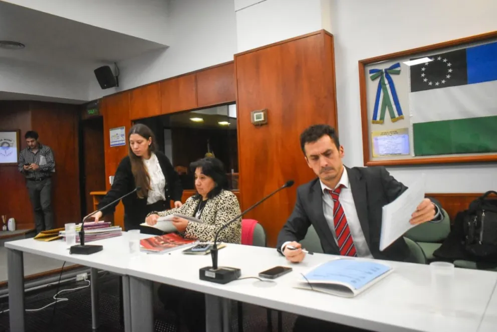 Alrededor de 80 agentes son representados por abogados oficiales de Viedma Álvarez, Carriqueo y Curi Antun. Las audiencias irán por tandas.  Fotos NoticiasNet. 