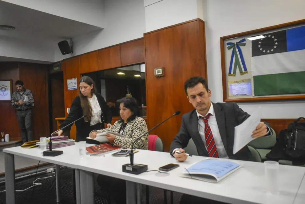 Alrededor de 80 agentes son representados por abogados oficiales de Viedma Álvarez, Carriqueo y Curi Antun. Las audiencias irán por tandas.  Fotos NoticiasNet. 