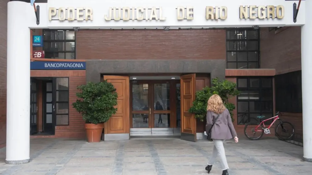 Tania Lastra entrando al Poder Judicial de Viedma, donde se esperaba el inicio de las imputaciones a alrededor de 120 policías. Foto Gobierno de Río Negro. 