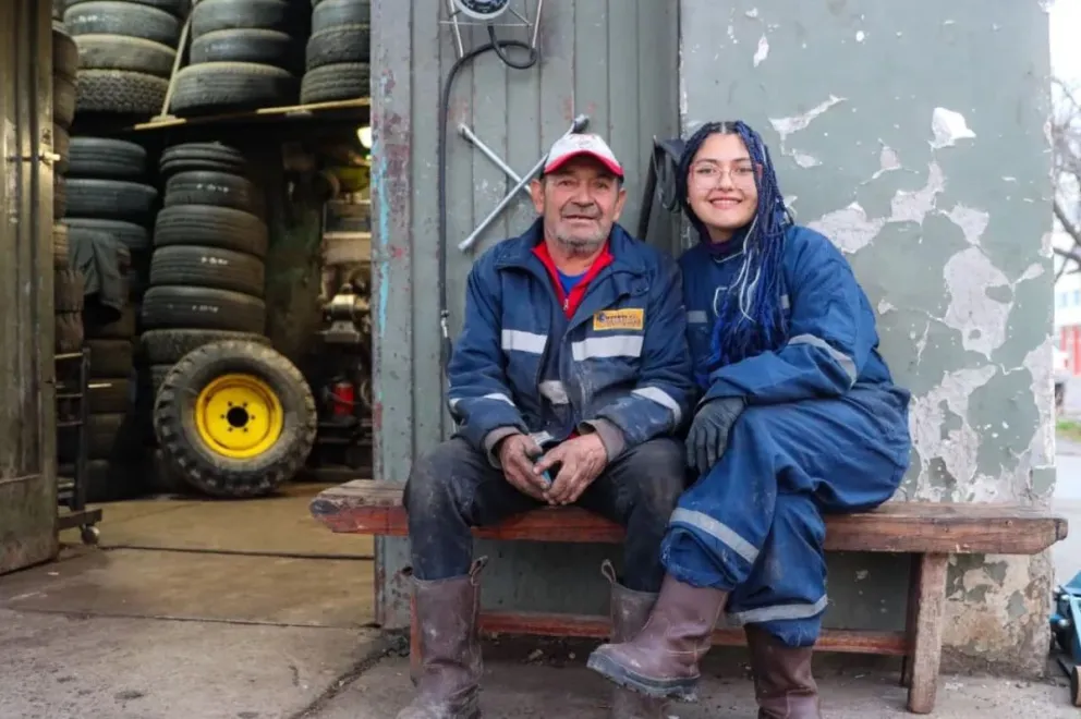 Nadia Díaz junto a su padre Eugenio y el legado familiar con la gomería, en General Roca. Fotos Tania Domenicucci para ANRoca. 