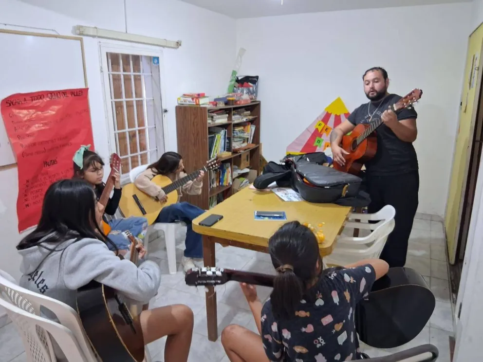 El objetivo es que el lugar funcione como un faro de oportunidades para las familias que no cuentan con recursos suficientes. Foto: Facebook de La Casita de Nehuén.