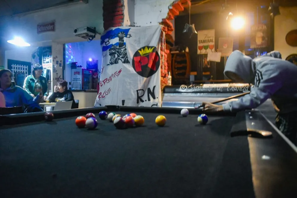Tras conocerse este viernes el fallecimiento del histórico cantante de Patricio Rey y sus Redonditos de Ricota, seguidores de Viedma se convocaron en un bar de la ciudad. Fotos: Vanesa Schwemmler. 