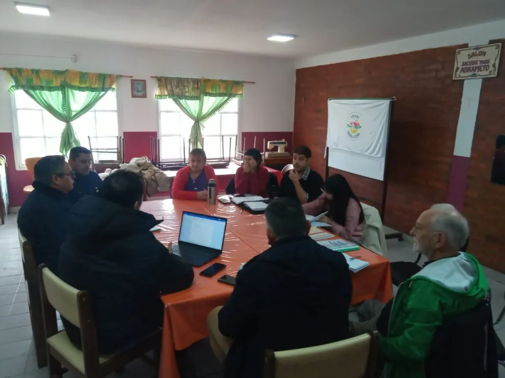 Encuentros realizados en distintos sectores de Viedma reúnen a vecinos, referentes comunitarios, autoridades policiales y funcionarios municipales para abordar problemáticas vinculadas a la seguridad y el espacio público. Foto: Gentileza.