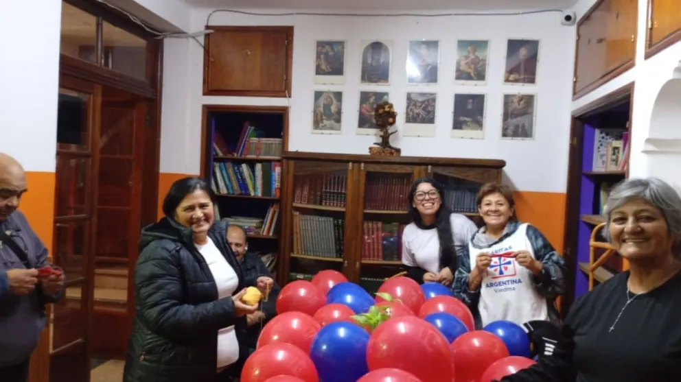 Cáritas Argentina cumple 70 años juntando alimentos para los más necesitados. En Viedma se hizo una caravana este viernes y se siguen juntando donaciones. Fotos Padre Luis García Rodríguez. 
