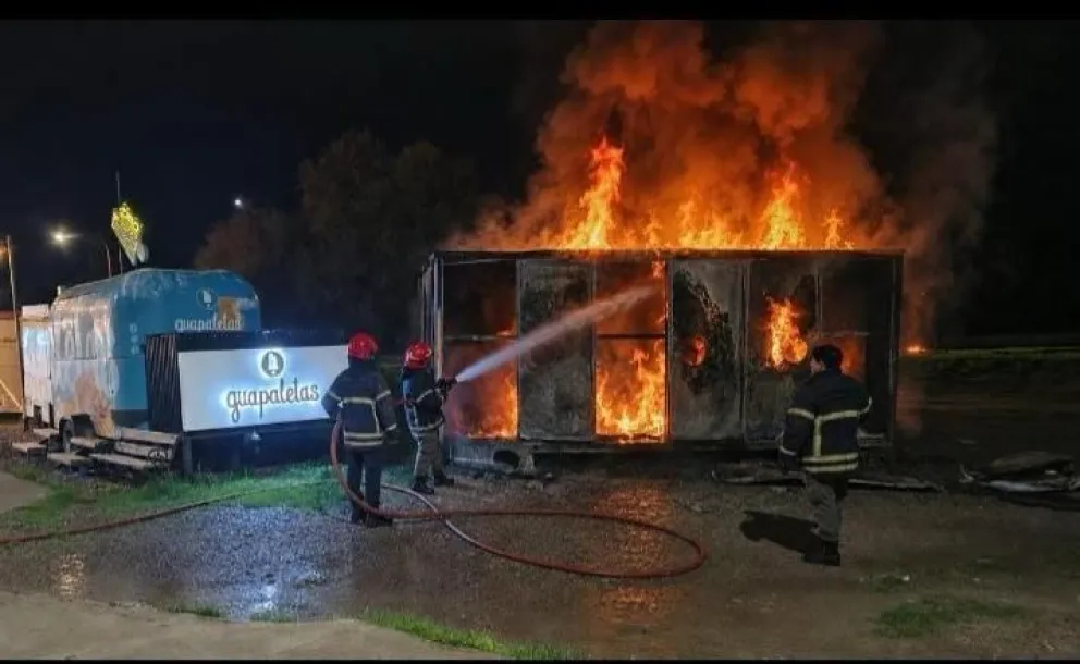 El módulo fue prendido fue y tuvieron que intervenir los bomberos. En la zona hay cámaras que serán analizadas. Foto: Gentileza 