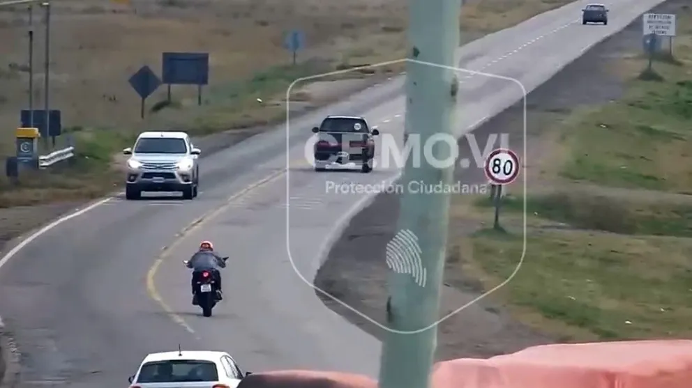 Las cámaras de seguridad detectaron el accionar del motociclista y dieron la alerta al personal policial – foto gentileza. 
