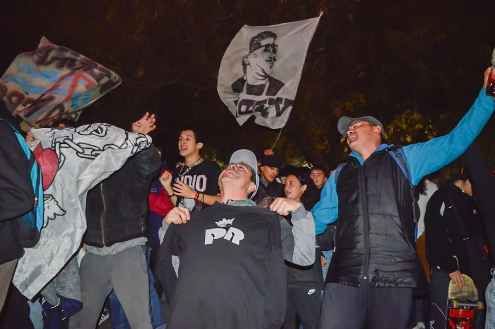 La fría jornada de domingo no fue un impedimento para que cientos de fanáticos se acercaran al Municipio para despedir al ídolo. Fotos Emanuel Mirenghi para NoticiasNet.