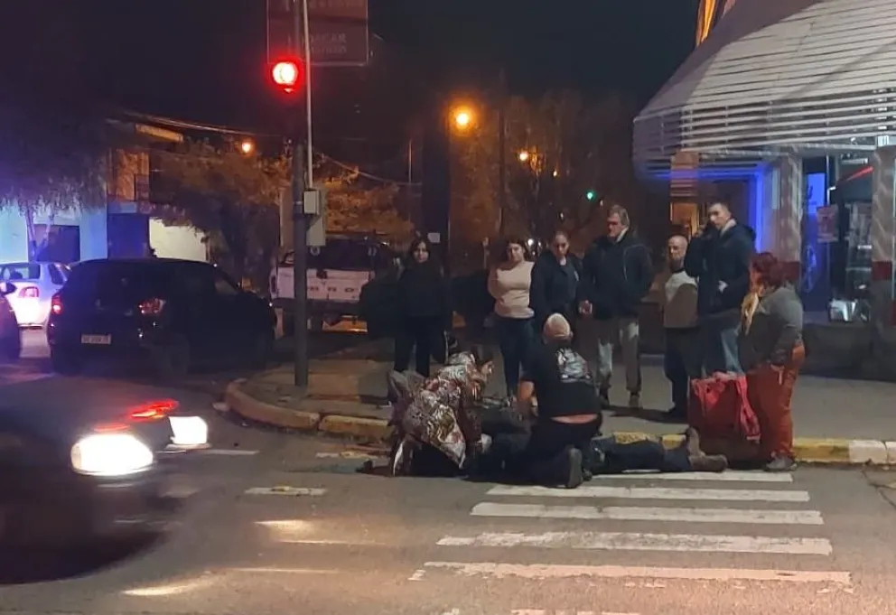 El golpe lo sintieron los vecinos. Algunos acudieron a asistir al muchacho que yacía postrado bastante dolorido. El motociclista tenía el casco colocado. Fotos y video: NoticiasNet.