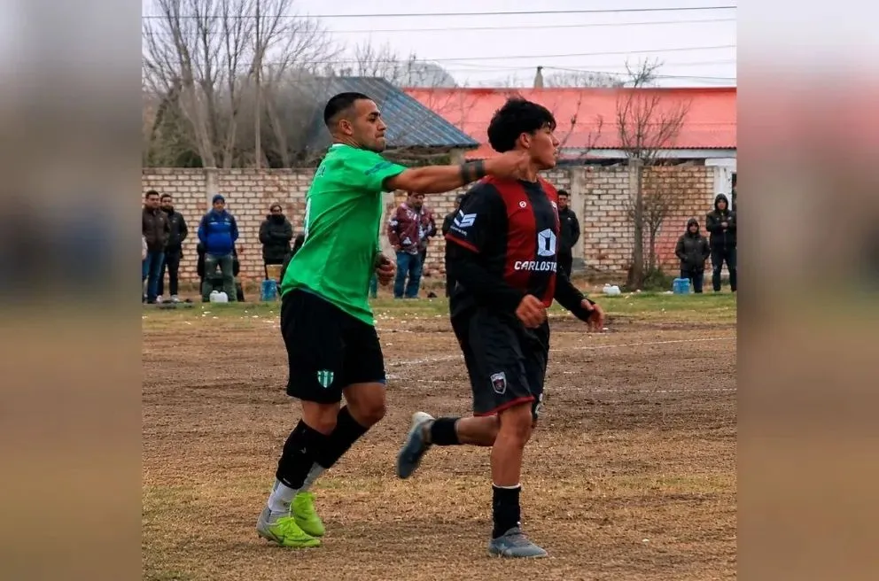 La agresión ocurrió cuando el juego estaba detenido y terminó con Maicol Cañete inconsciente dentro de la cancha. Foto: captura video
