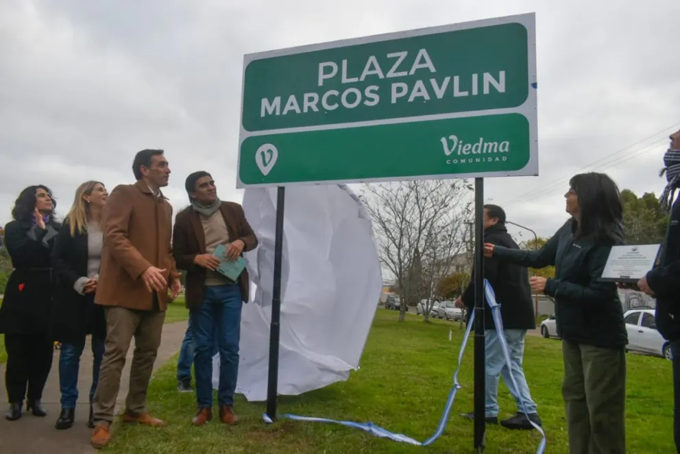 Marcos Castro cerró el acto ponderando la figura del periodista y el enorme apoyo que la comunidad y los vecinos brindaron para que el paseo sea una realidad. Fotos Vanesa Schwemmler para NoticiasNet.