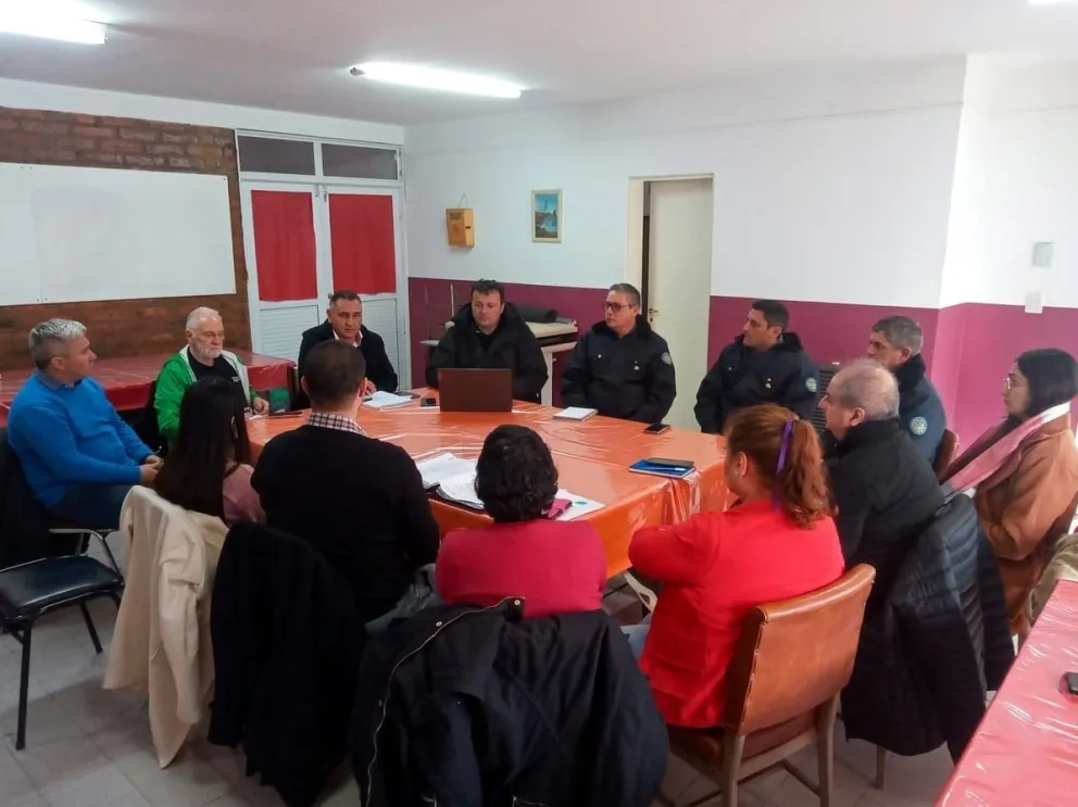 Representantes de organismos municipales, provinciales y de las fuerzas de seguridad mantuvieron una reunión con integrantes de la junta vecinal para un abordaje integral. Foto: Gentileza.