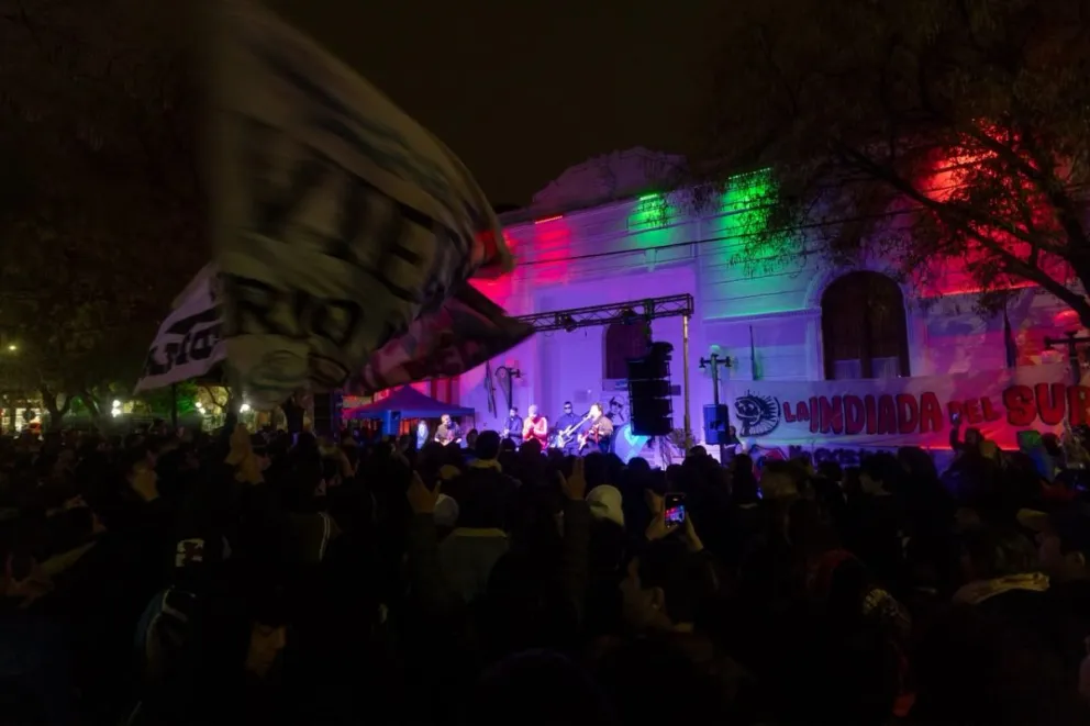 Desde el Municipio coordinaron en pocas horas la convocatoria de la banda, el sonido y el operativo necesario para concretar el encuentro frente al Palacio Municipal. Foto: Gentileza.