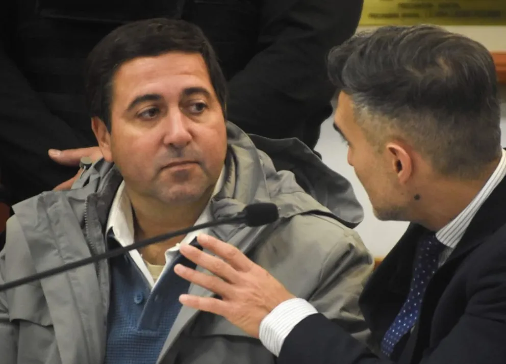 El docente acusado junto a su abogado defensor Emiliano Gallego, en el inicio del juicio que se desarrolla en el Auditorio del Poder Judicial en Viedma. Foto NoticiasNet.