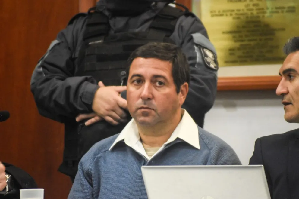 Andrés Leal, docente de dos escuelas de San Antonio Oeste, está acusado de haber abusado de 11 alumnas de seis años dentro del aula. Fotos NoticiasNet. 