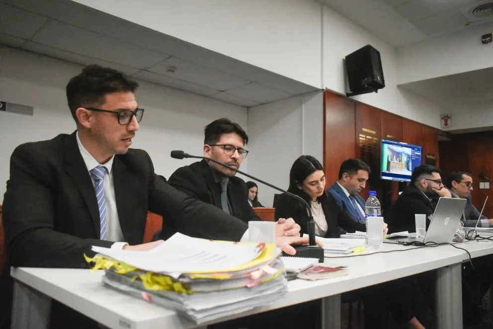 Álvarez Costa dentro del bloque acusador en el juicio oral y público contra Andrés Leal, docente acusado de haber abusado de 11 alumnas de entre seis y ocho años. Foto NoticiasNet. 
