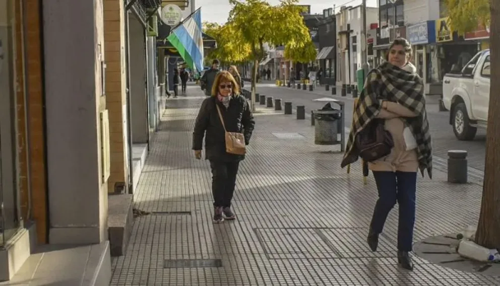 Se aconseja salir con abrigo grueso, calzado cerrado y estar atentos a las ráfagas intensas que marcarán el cierre de la jornada. Foto: Archivo de NoticiasNet.