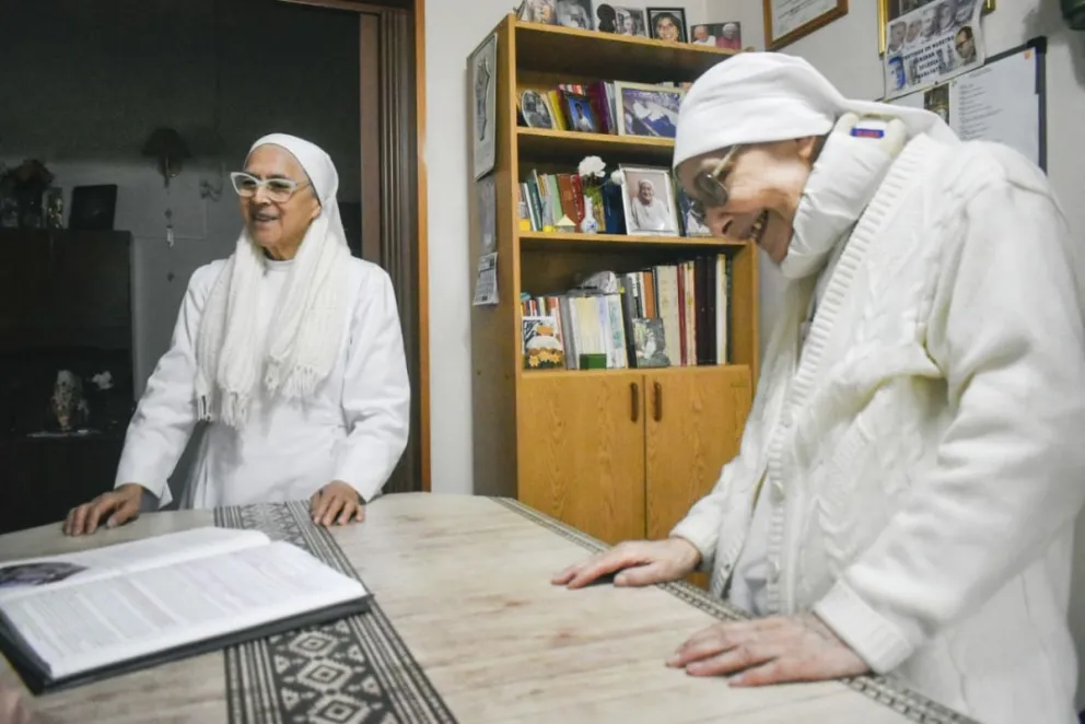 Las hermanas Flora e Ines son dos de las tres que quedan, la restante es la hermana Celeste próxima a irse a Bahía Blanca. Fotos Vanesa Schwemmler para NoticiasNet.