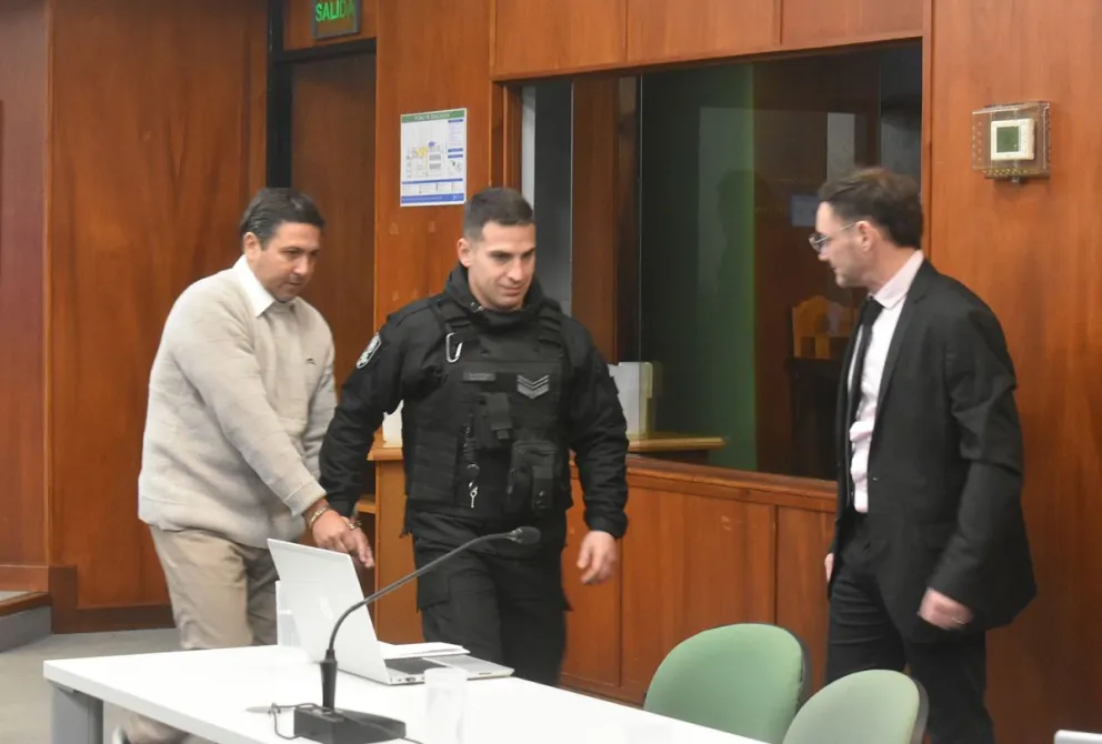 Andrés Leal, docente de Plástica de San Antonio Oeste, está acusado de haber perpetrado 11 abusos a alumnas de entre seis y ocho años, entre 2023 y 2024. Fotos NoticiasNet. 