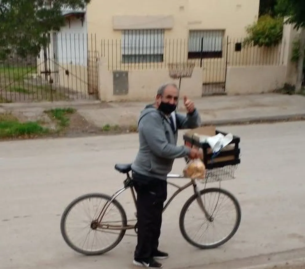 Oscar Galván, un trabajador ambulante que vende empanadas y tortas fritas en la vía pública. Foto gentileza.