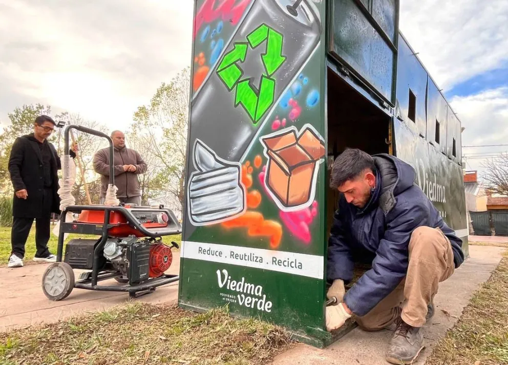 Trabajos en el Parque de Las Flores como para facilitar el depósito y promover la separación de residuos. Foto gentileza.