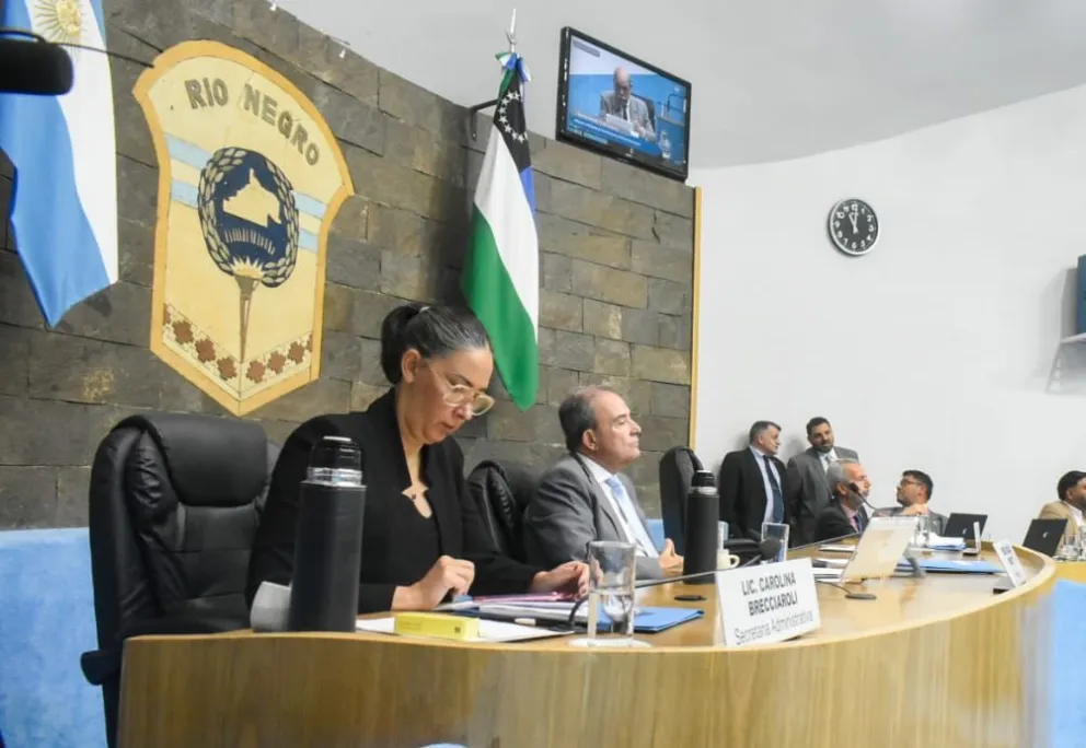La presidencia del cuerpo al momento de la exposición de la legisladora de Juntos Somos Río Negro, Lorena Yensen, quien fue la miembro informante, quien explicó el proyecto. Foto Vanesa Schwemmler para NoticiasNet.