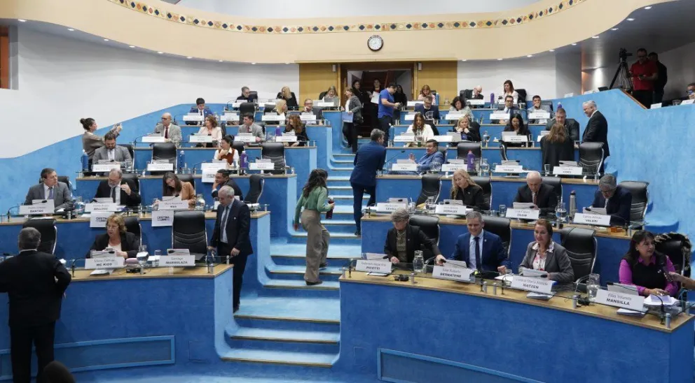 a Marcha de Malvinas podría pasar a formar parte de los actos patrios, escolares y cívicos en toda la provincia si el proyecto completa su trámite legislativo. Foto: Legislatura de Rio Negro.