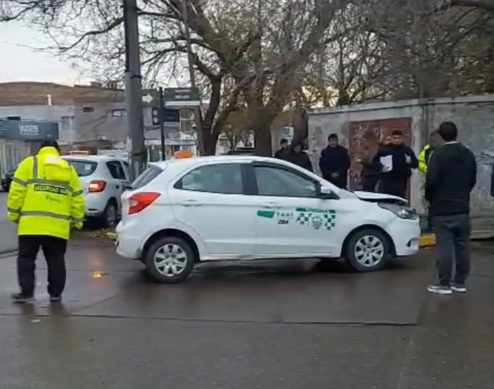 Taxista afectado en el accidente entre las calles Guido y Tucumán de Viedma. Foto NoticiasNet. 