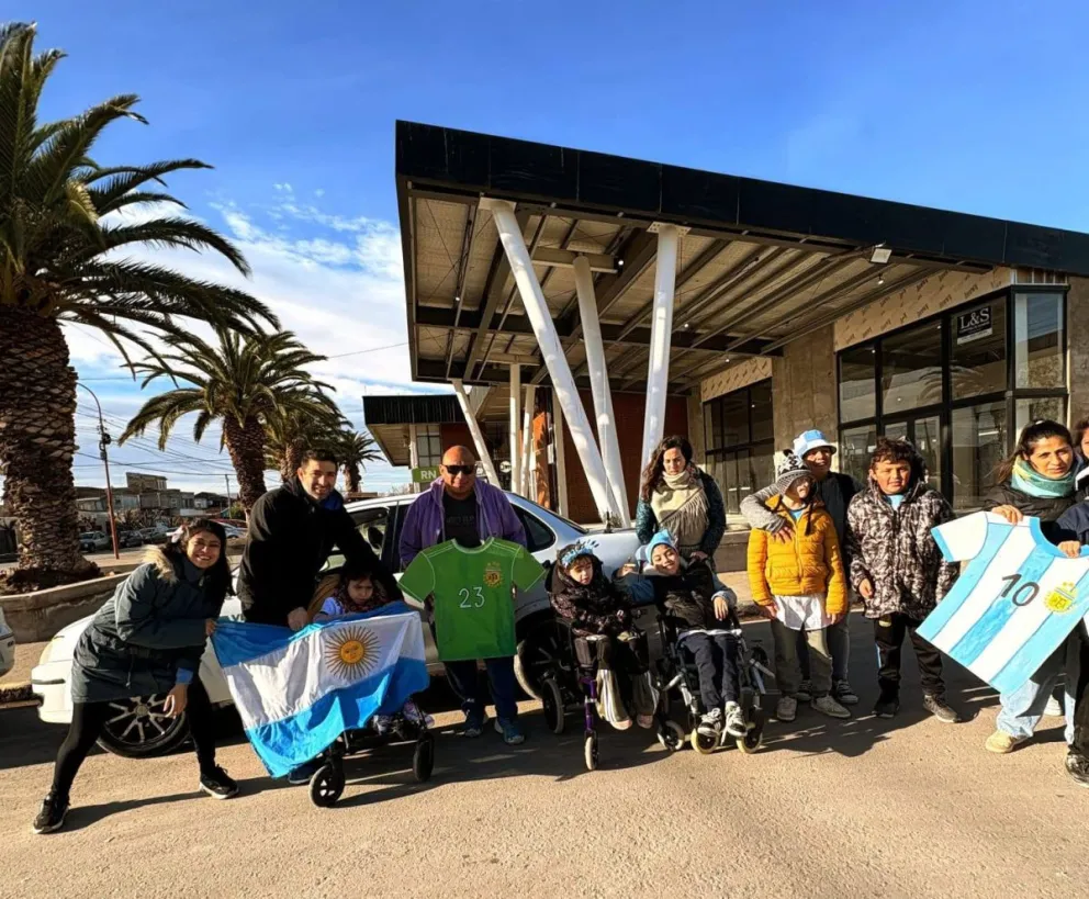 Los alumnos compartieron una actividad alusiva al Mundial de fútbol y se acercaron hasta la Terminal, donde fueron recibidos por los taxistas que prestan servicio en el lugar. Fotos: Gentileza Facebook. 