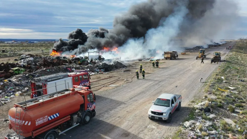 Los bomberos de la ciudad portuaria y Las Grutas, junto a maquinaria municipal, trabajaron durante casi ocho horas para controlar las llamas y salvar una vivienda. Foto: Gentileza.