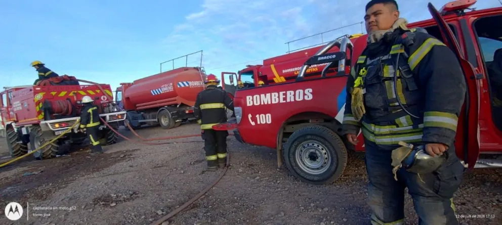 Bomberos trabajaron incansablemente en la zona afectada. 