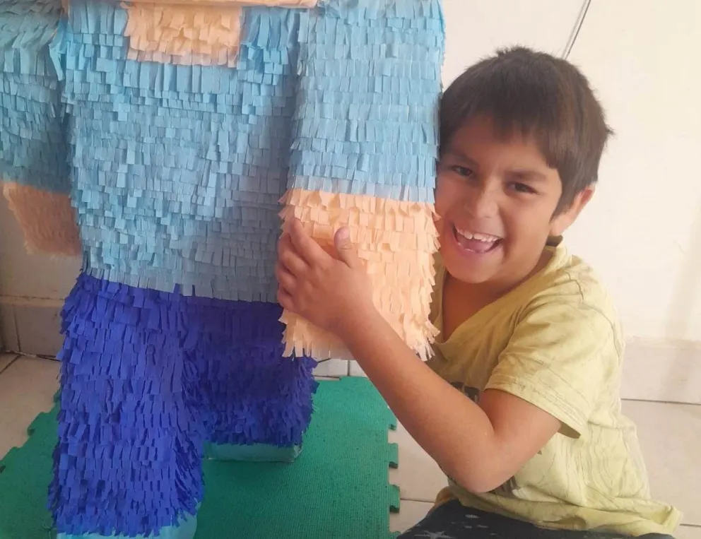 Thiago debe viajar a Bahía Blanca para realizarse más estudios y poder saber de dónde provienen sus convulsiones. Foto: gentileza Ceci Calderón  