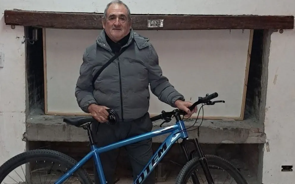 Oscar Galván es un trabajador ambulante de 75 años que vende tortas fritas. Foto gentileza.
