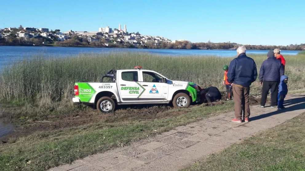Una camioneta de Defensa Civil quedó encajada en el río Negro y debió ser rescatada -foto gentileza. 
