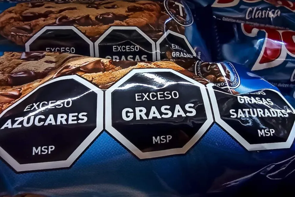 La advertencia es por las bolsas de ultraprocesados que impactan en la habitualidad alimenticia, principalmente en la niñez y adolescencia. Foto gentileza: Defensoría del Pueblo de Río Negro.